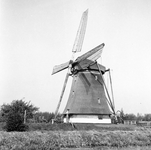 843246 Gezicht op de grondpoldermolen 'De Westbroekse Molen' (Nedereindsevaart 3) te Oud-Zuilen.